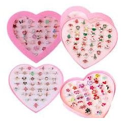   36 darabos gyűrű készlet gyerekeknek, szív alakú dobozban